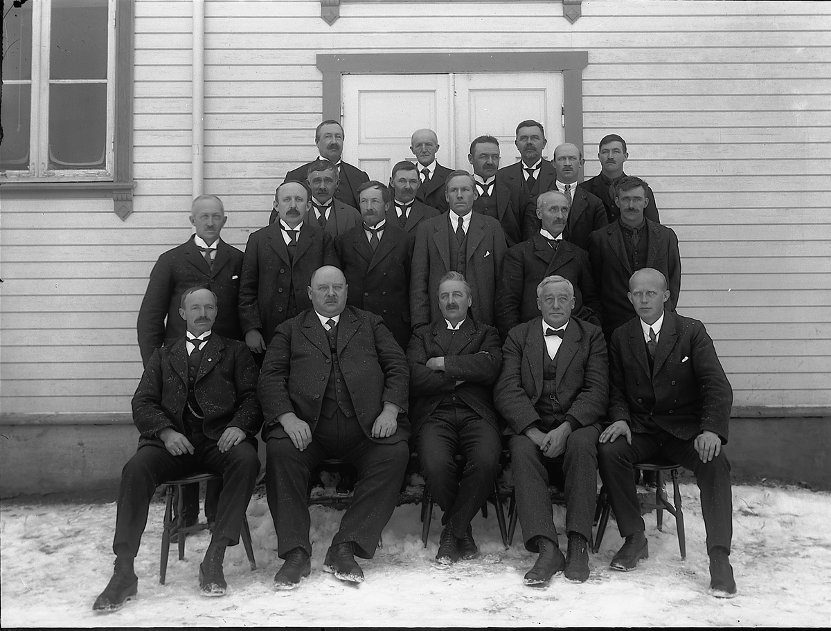 Christian Grundseth, FURNES HERREDSTYRE. KOMMUNESTYRE. DET GAMLE I 1928. GRUPPE MENN.