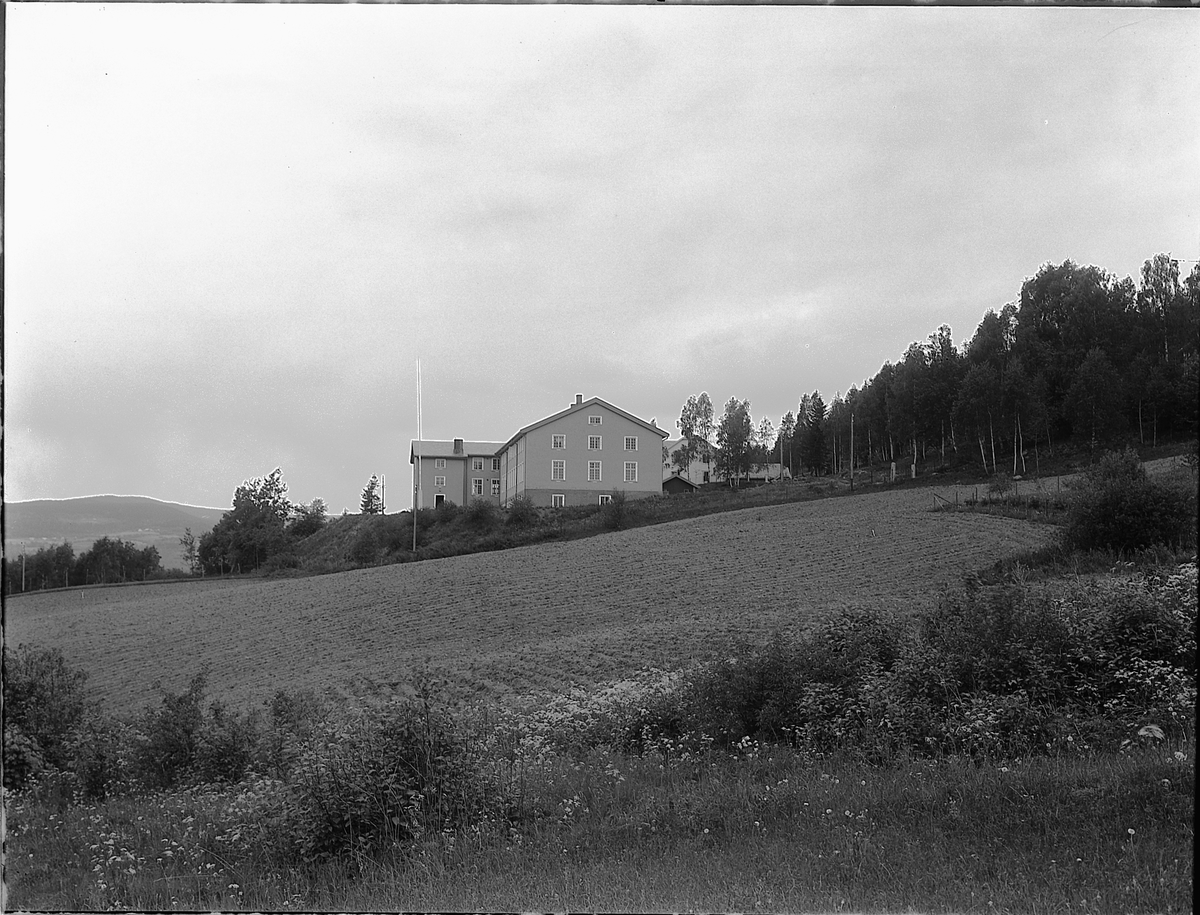 Christian Grundseth, RINGSAKER FYLKESSKOLE, SENERE FOLKEHØGSKOLE. EKSTERIØR SETT MOT VEST.