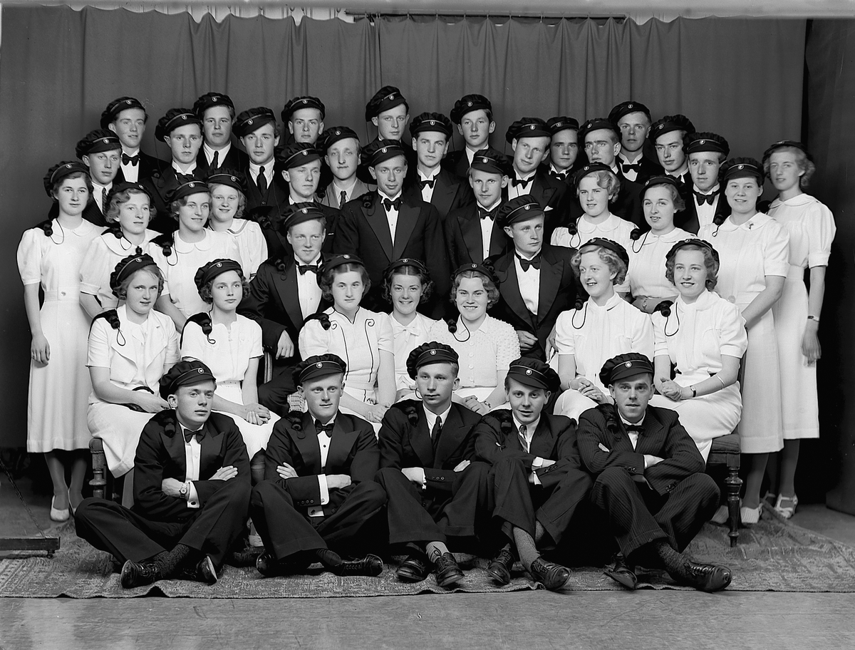 Christian Grundseth, HAMAR KATEDRALSKOLE. STUDENTER. GRUPPE. MENN OG KVINNER.