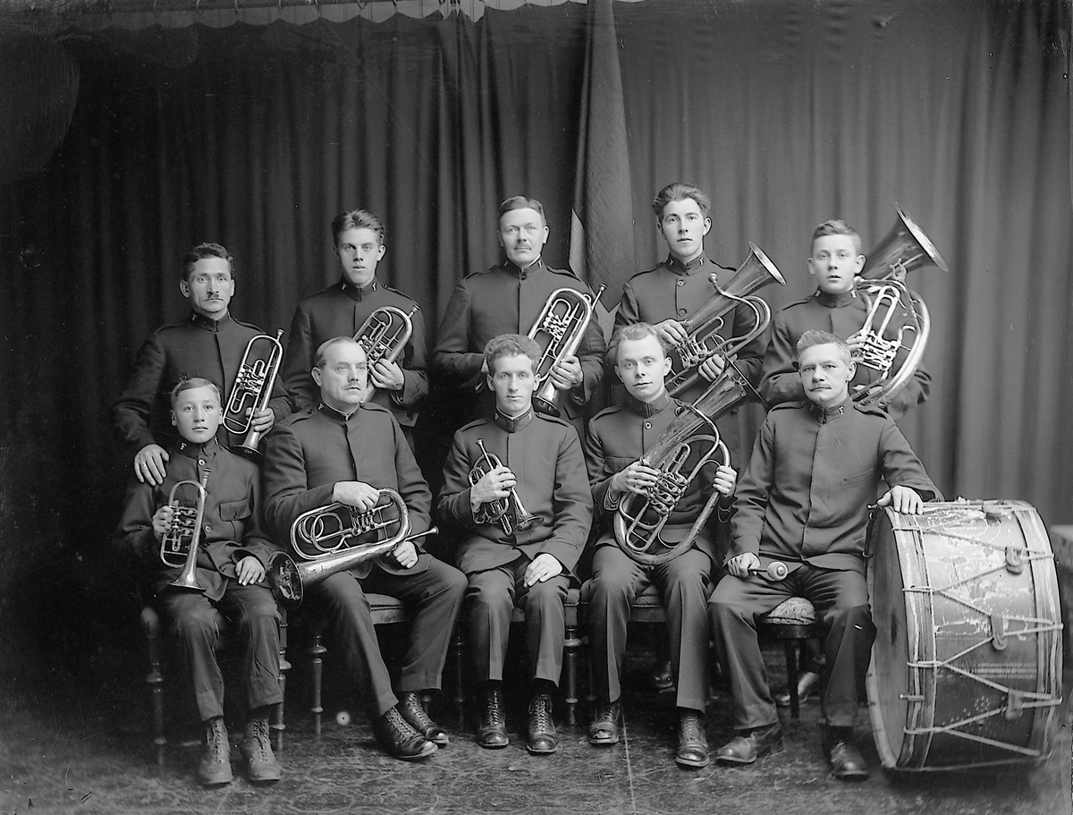 Christian Grundseth, FRELSESARMEENS ORKESTER. GRUPPE 10 MED MUSIKKINSTRUMENTER.
