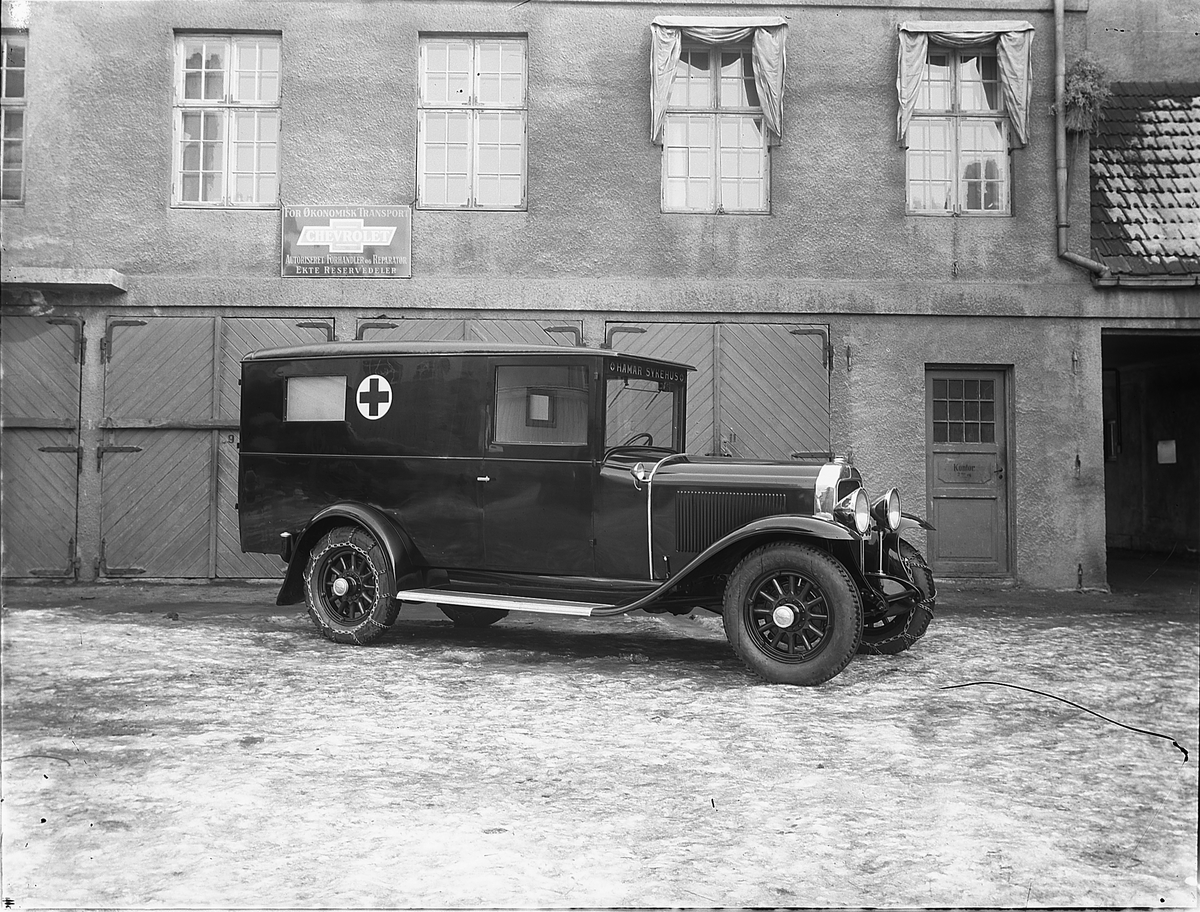 Christian Grundseth, Sykebil, ambulanse. fra Hamar Sykehus, ombygd av Oustad Mek. Verksted. 1929 Buick. Røde Kors. Vinterføre, kjettinger.