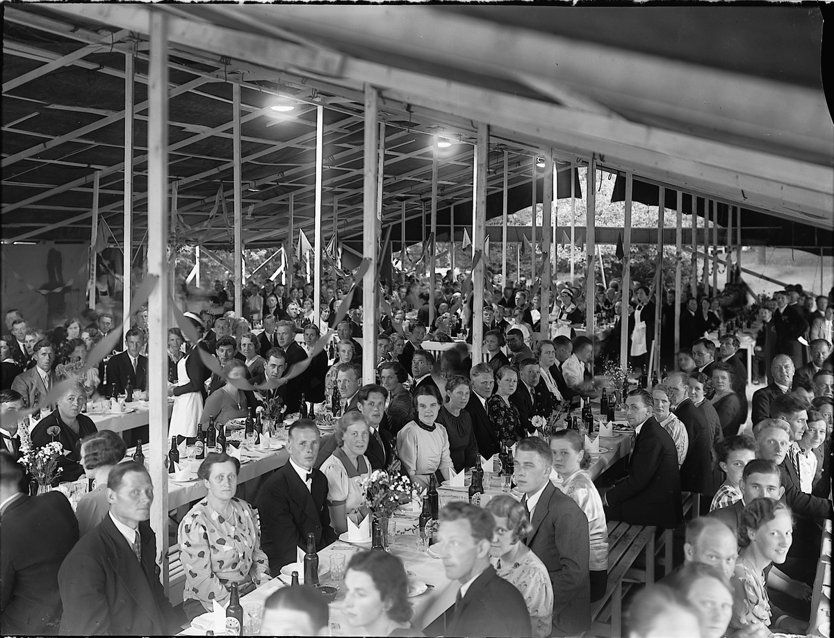 Christian Grundseth, BYGNINGSARBEIDERNES FORENING I HAMAR OG OMEGN FEIRER 25-ÅRS JUBILEUM. JUBILEUMSFEST MED 400 DELTAGERE I HAMAR PARK. SOMMEREN 1937. F. V. NR. 7 MINDA KRISTIANSEN, 8 KRISTIAN KRISTIANSEN, 9. FRU DYBVIG, 10 HERR DYBVIG.