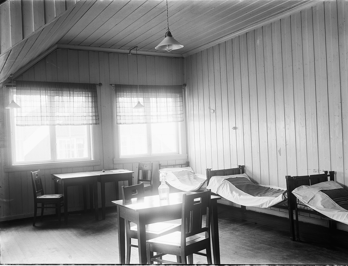 Christian Grundseth, JERNBANESKOLEN PÅ DISEN. JUST BROCHS GATE. HAMAR. INTERIØR SOVEROM, SENGER. Hybel, innkvartering for elever ved Jernbaneskolen.
