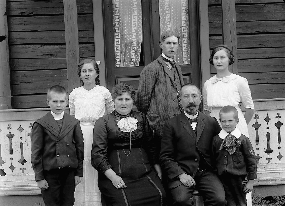 Martin Finborud, FAMILIEGRUPPE 7. DOKTOR BØHMER, RINGSAKER. KONE OG FEM BARN. FORAN F. V ODD, MARIE JÆGER BØHMER, NIKOLAI, OLAV MAGIDUS. BAK: HJØRDIS, GEORG, OG DAGNY MARIE BØHMER.