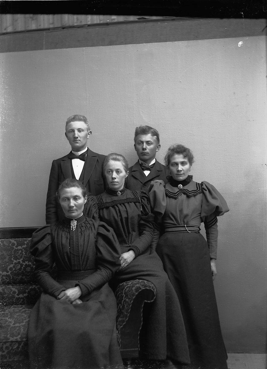 Martin Finborud, Fem personer. Foran fra venstre er Anette Bratberg, Agnes Gaalaas (1874-1946), Agnete Kvam. Bak fra venstre er Even Bratberg, Knut Bye (1879-1928).