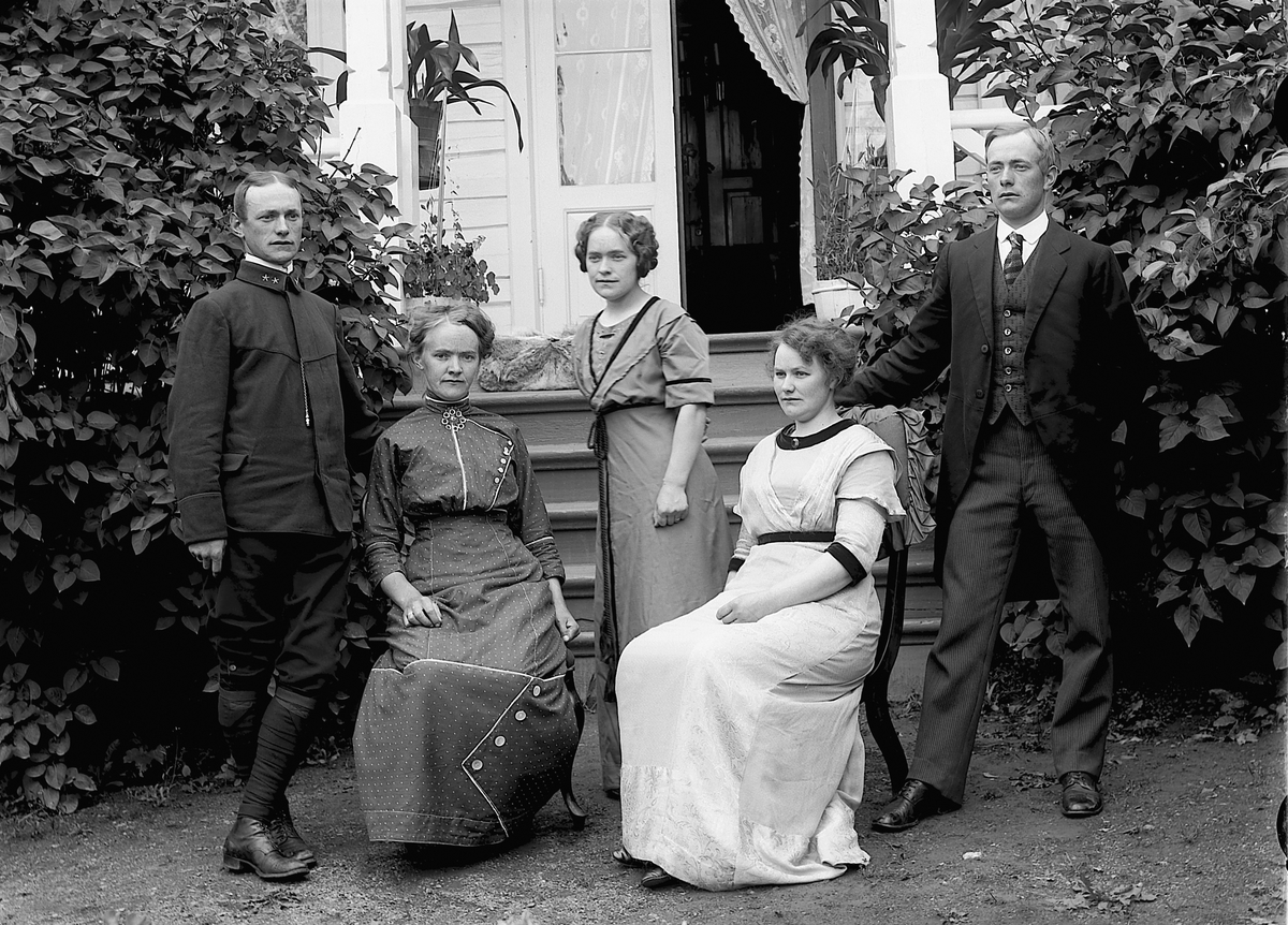 Martin Finborud, Gruppe 5. Familien Navelsaker. Bestyrer på Toftes gave, død 1913. Mann med uniform, løytnant.