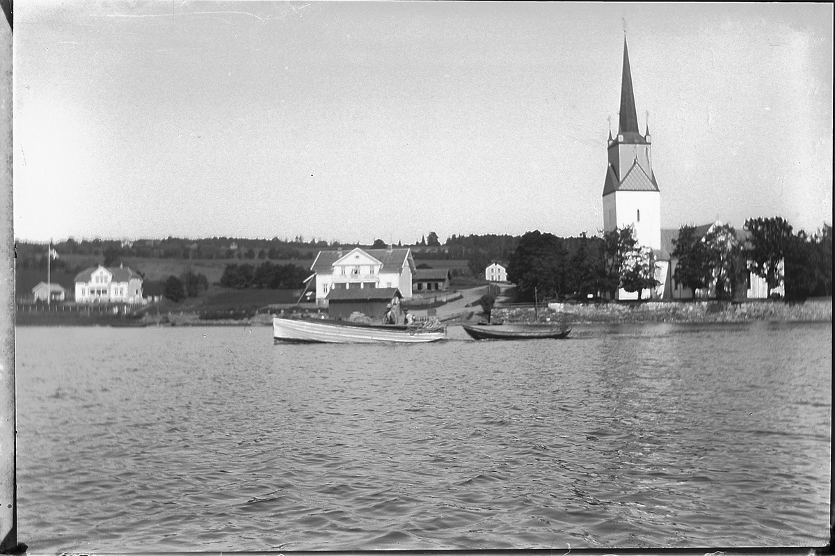 Martin Finborud, Tingnes forsamlingshus,, Nes Kirke, bryggen med pakkhus og ekspedisjonslokale. To småbåter i forgrunnen.
