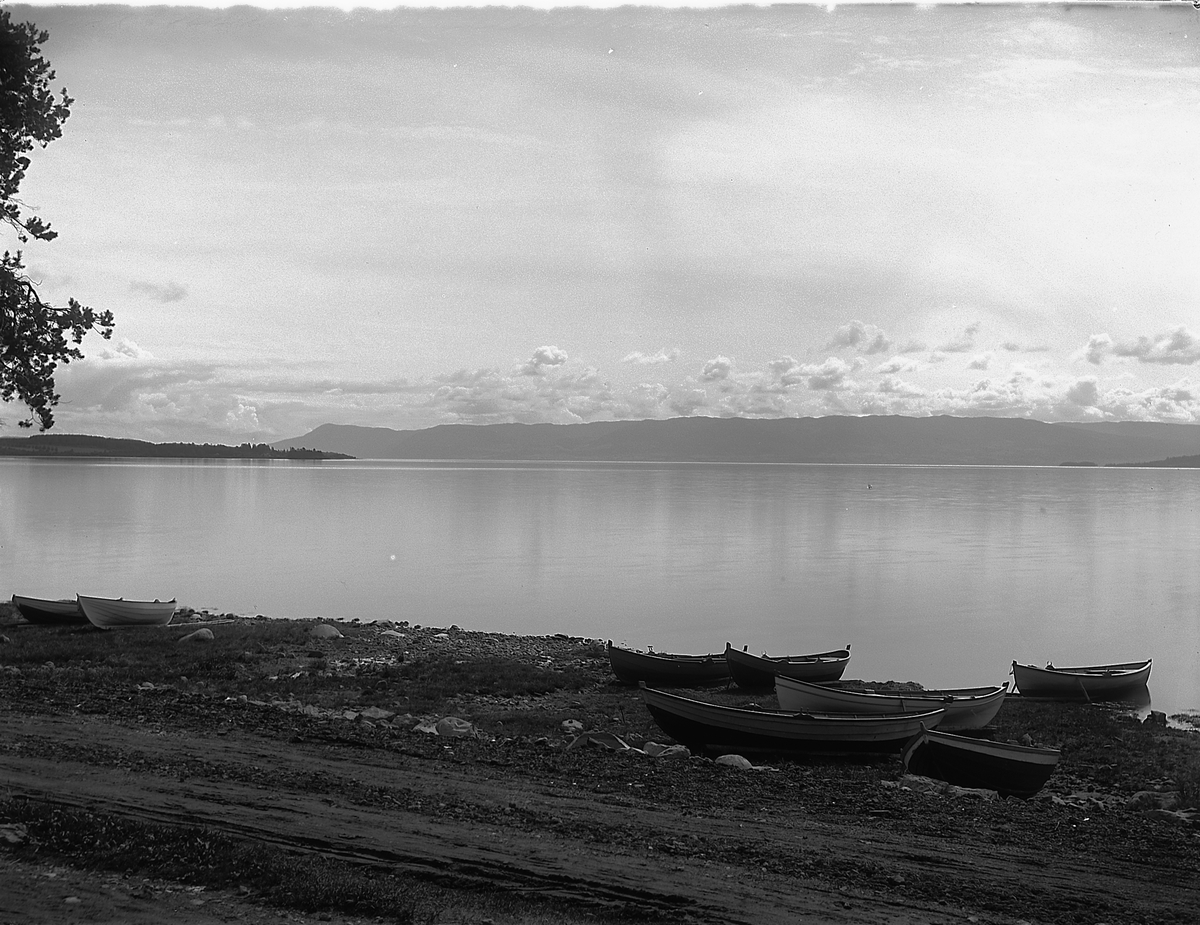 Martin Finborud, STORHAMARSTRANDA. MJØSA. ÅTTE ROBÅTER.