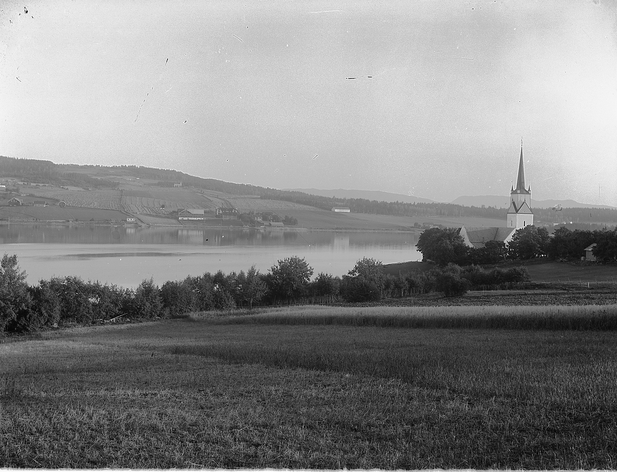 Martin Finborud, Nes Hedmark. Landskap ved Mjøsa, Tingnes, Nessundet mot Helgøya. Nes kirke til høyre. Sundgård, Toftes Gave. Utsikt fra Bye gård