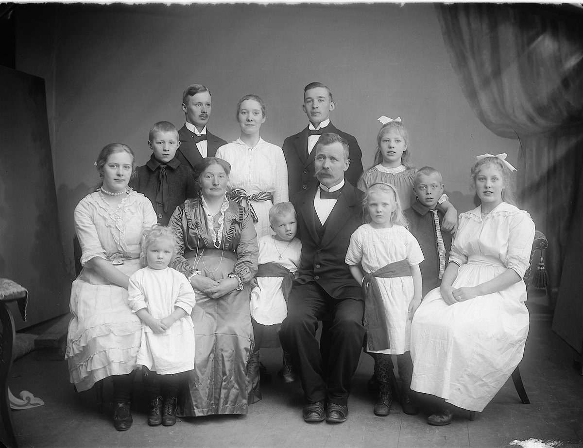 Martin Finborud, Gruppe 13. Kirkesanger Stokke med familie. Nes i Ringsaker.