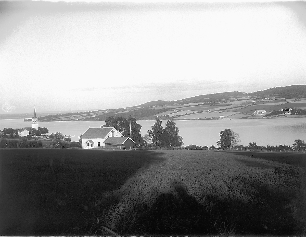 Martin Finborud, Nes i Ringsaker. Nessundet og Nes kirke. Utsikt fra Brokshaugne mot Helgøya. I forgrunnen Villa "LY". Landskap ved Mjøsa.