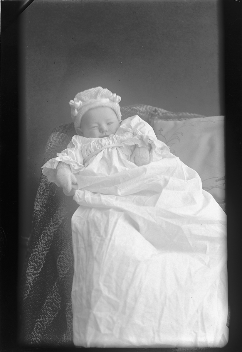 Martin Finborud, Johan Alfred Knatterud (1910)i i dåpskjole.