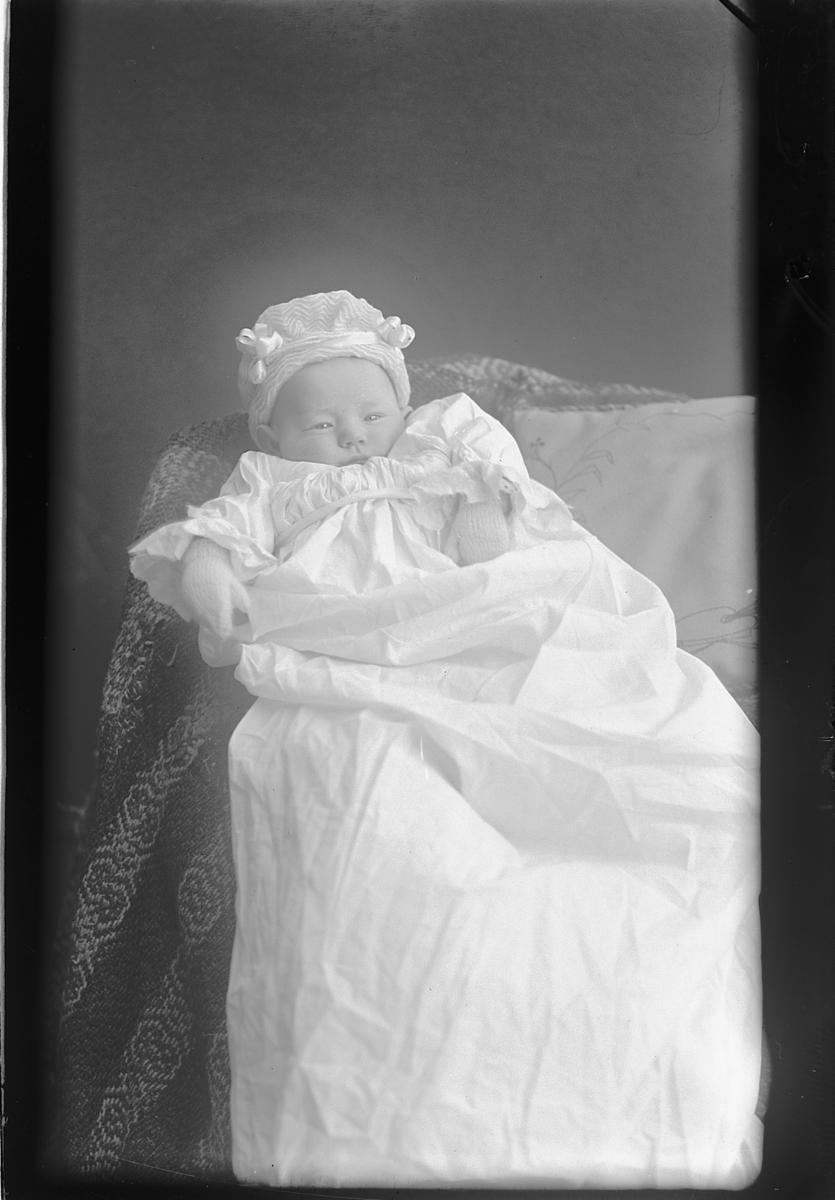 Martin Finborud, Johan Alfred Knatterud (1910)i i dåpskjole.