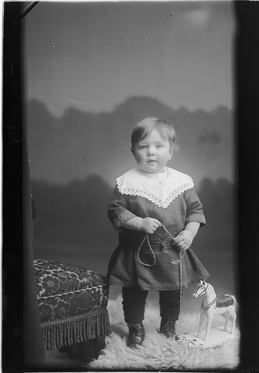 Martin Finborud, Thorleif Paul Nikolai Knatterud f.1912, Nes, Hedmark. Barn med lekehest.
