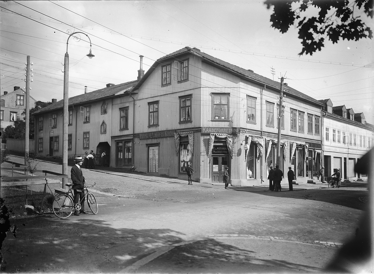 Oscar Løberg, EKSTERIØR. TORGGATA 55 VED TRIANGELPARKEN I HAMAR, EMMA OG MARIE RYNNINGS KÅPEFORRETNING HOLDT TIL HER FRA 1910 TIL 1954, GATEMILJØ I HAMAR.