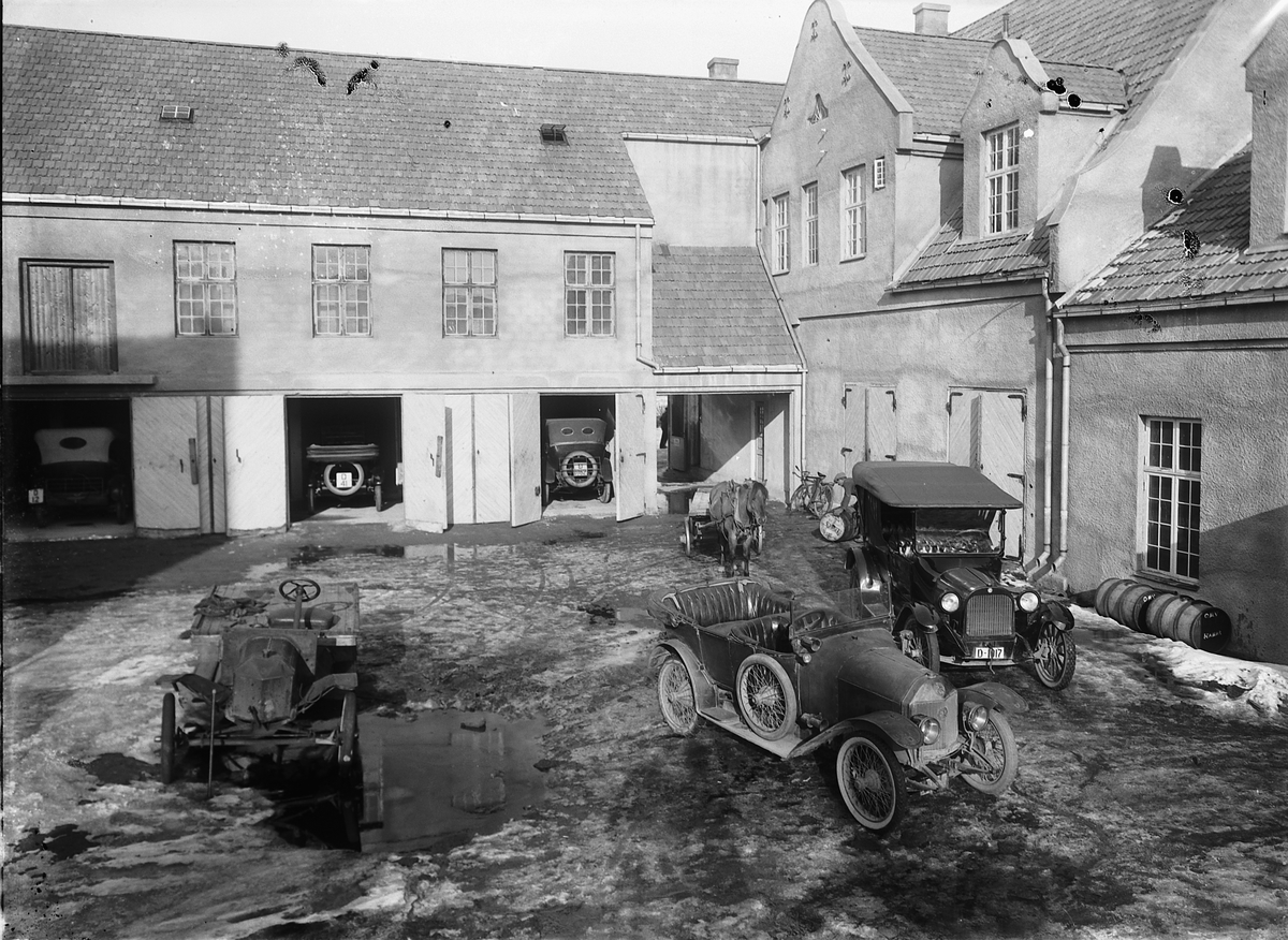 Oscar Løberg, Eksteriør. M. Oustad i Hamar. Bakgård. Garasjer. Biler. Verksted.