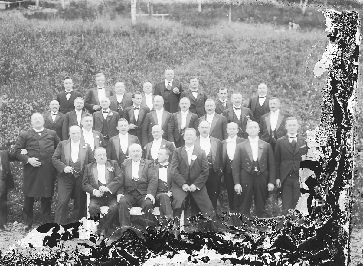 Oscar Løberg, GRUPPE MENN I SMOKING. GRUPPE 29.