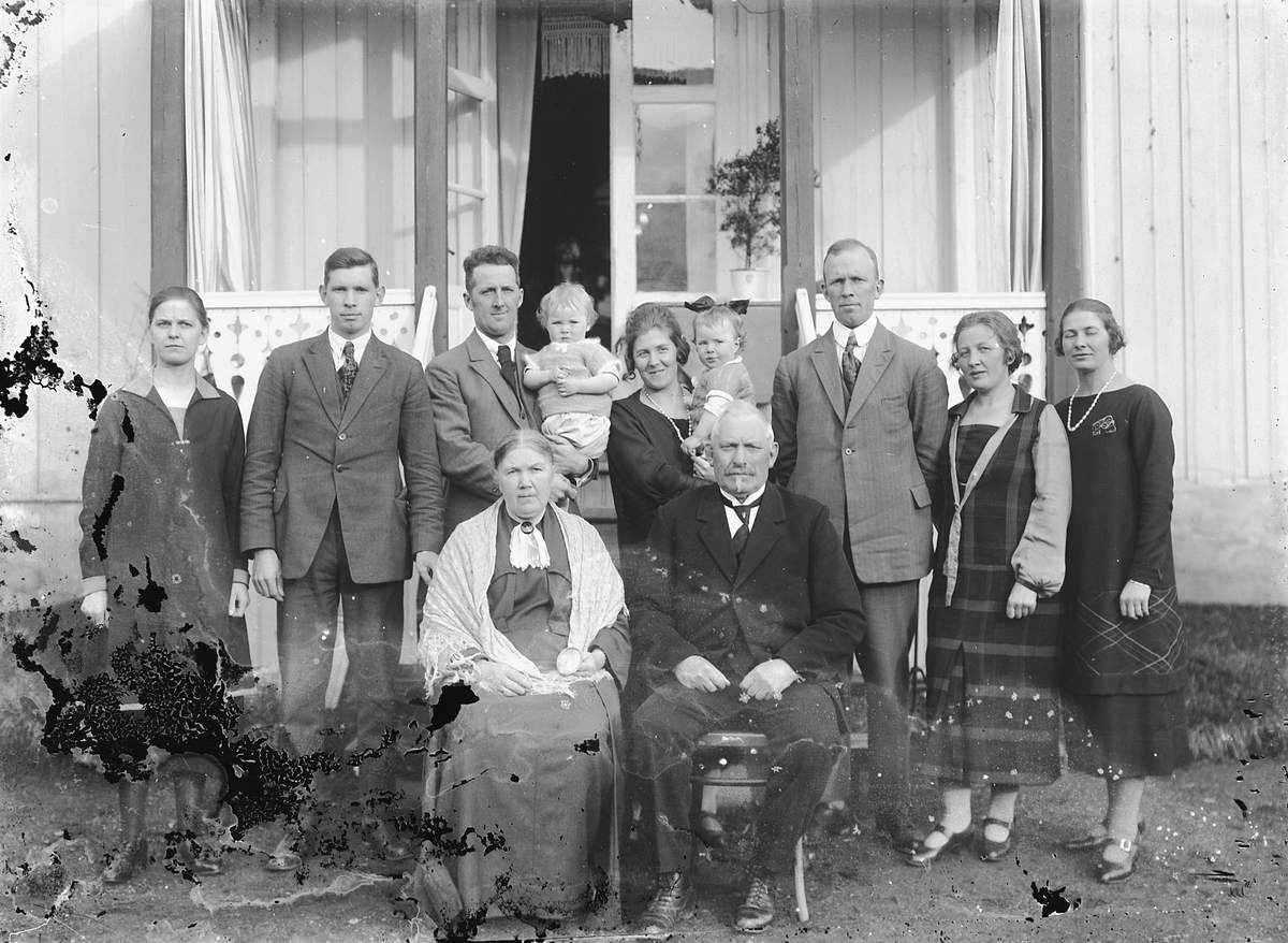 Oscar Løberg, Ukjent gruppe 8, familie i stueinteriør. Familien Tomter.