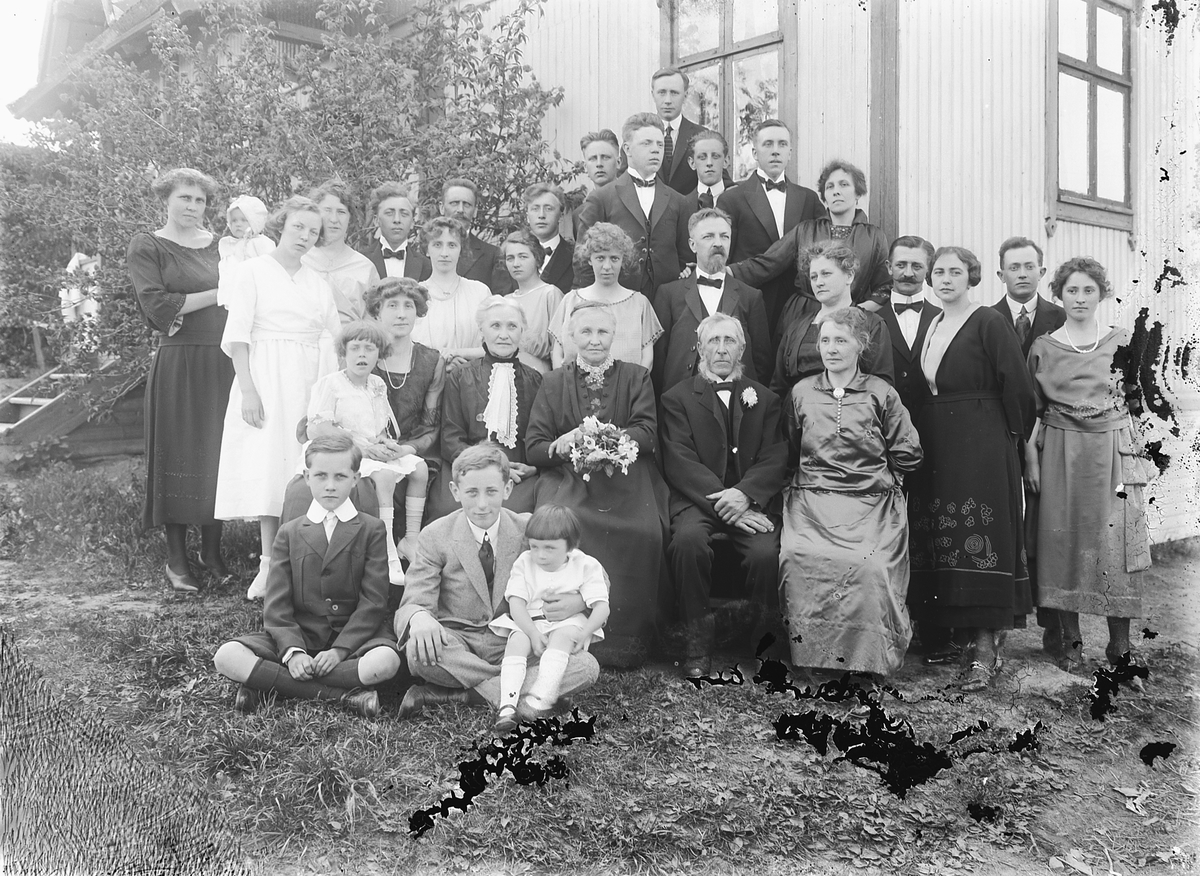 Oscar Løberg, UKJENT GRUPPE 31. GULLBRYLLUP. Lina og Bernt Hansen Sydhagens gullbryllup i 1922. Fotografert på Hovde i Ottestad. 1. rekke f. v. Bertrand Jørgensen USA, Einar Krogstad, Leif Karlsen. 2. rekke f. v. Harriet Jørgensen USA, Helga Sydhagen Helmers, Eli Aanerud, Lina Sydhagen, Bernt Sydhagen, Marta Syd…