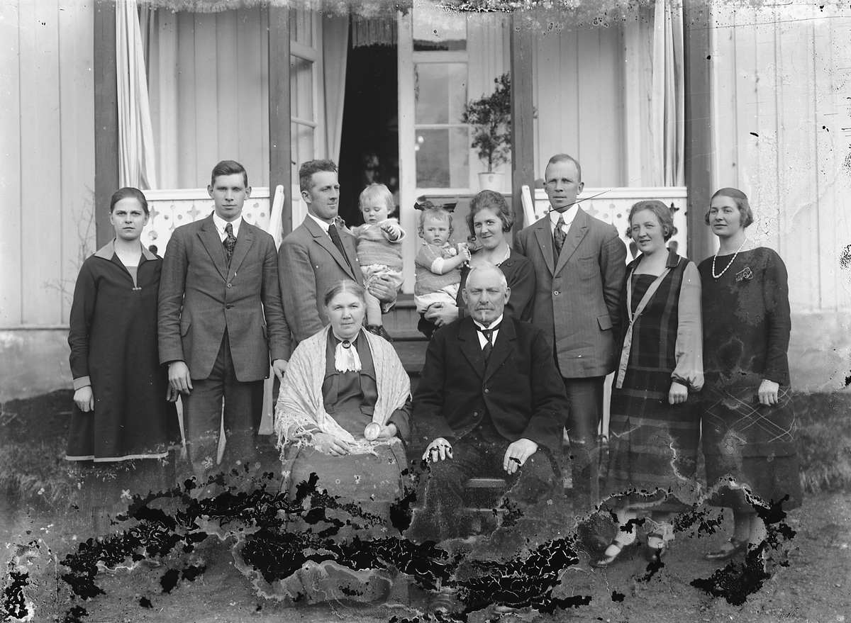 Oscar Løberg, Familiegruppe 11, Tomter. Navn på familiemedlemmene ukjente.