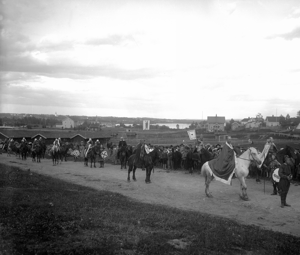 Oscar Løberg, Historisk opptog 1924. Startet på utstillingsplassen. Briskebyen, på vei til Domkirkeodden, forestiller kong Magnus den godes og Harald Harådes møte på Åker Hamar. PÅ HESTEN HELT T. V. JOHAN SANNERUD.