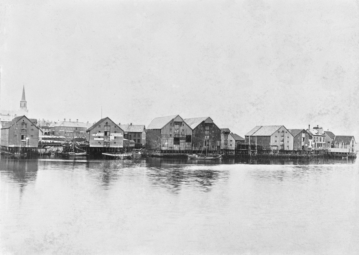 Johan Albert Steen, BODØ. 1897. FISKEBODER SETT FRA SJØEN.