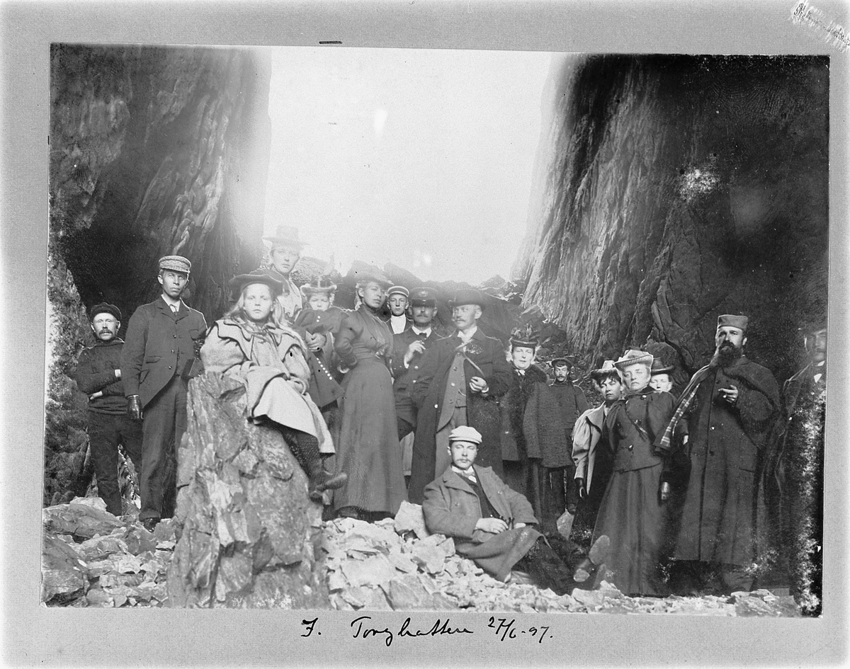Johan Albert Steen, TORGHATTEN i Brønnøy. GRUPPE 17 PERSONER.