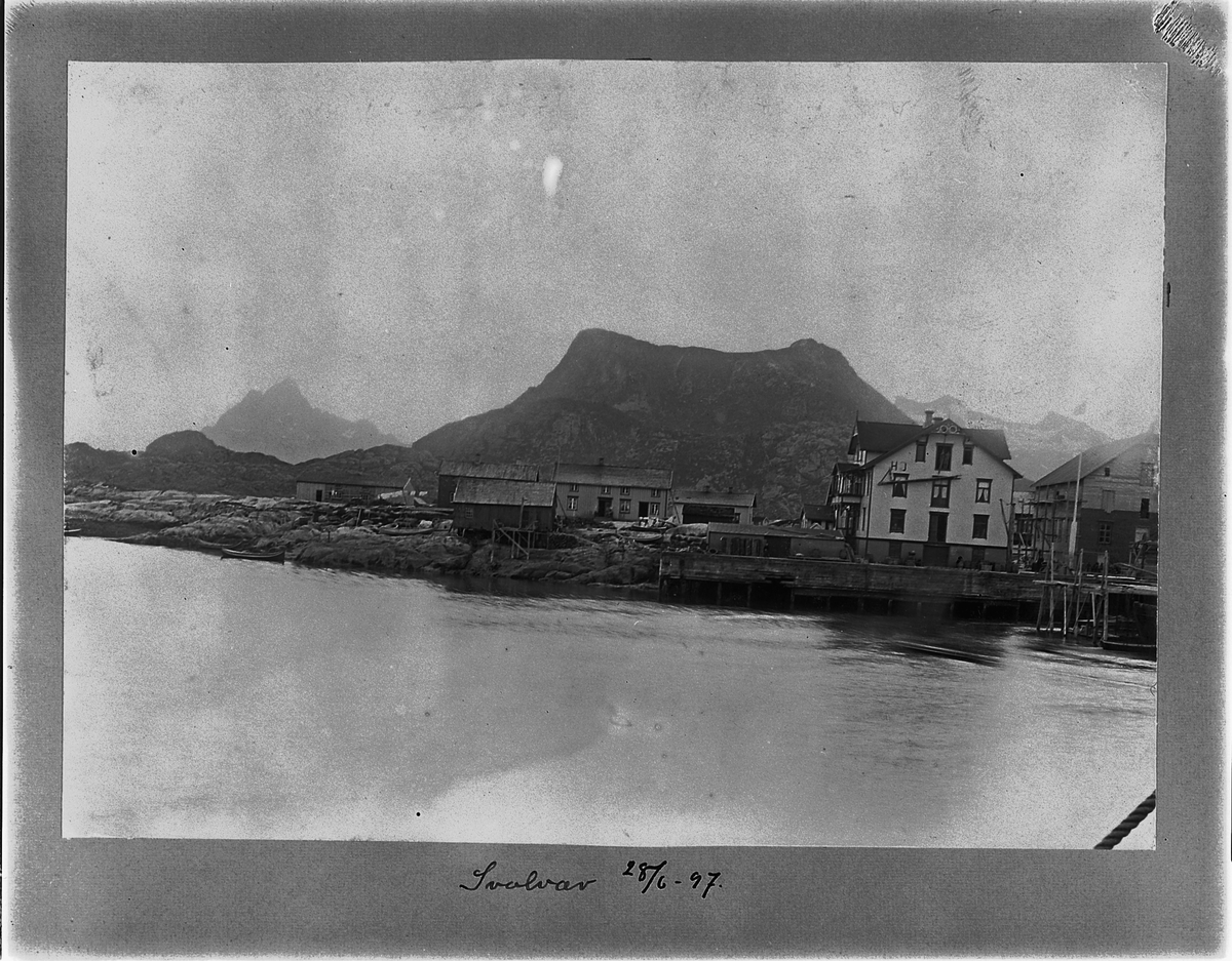 Johan Albert Steen, SVOLVÆR I LOFOTEN. SETT FRA SJØEN. BÅTER. HUS.