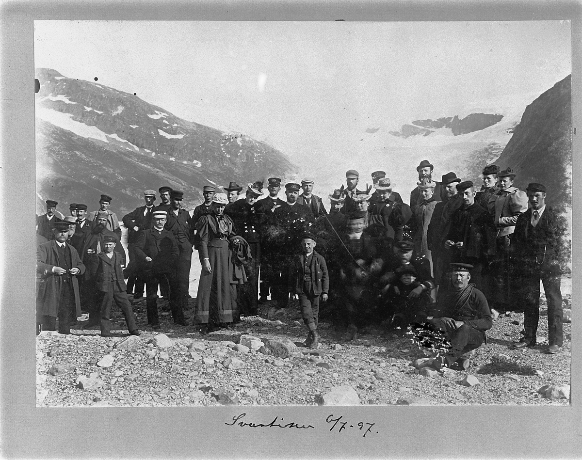 Johan Albert Steen, SVARTISEN. 35 PERSONER FORAN ISBREEN.