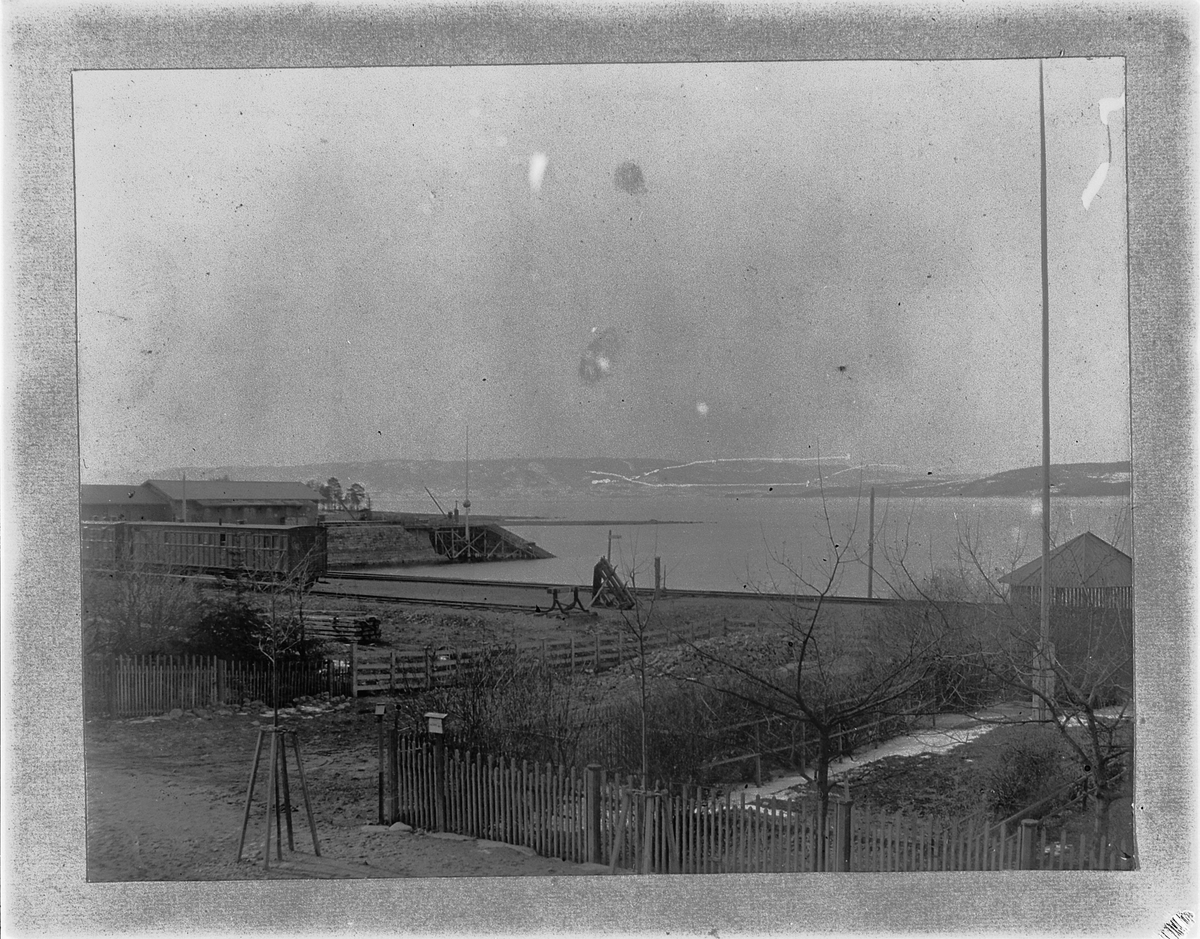 Johan Albert Steen, STRANDGATEHAGENE i Hamar. JERNBANEBRYGGA. MJØSA. TOGVOGNER.