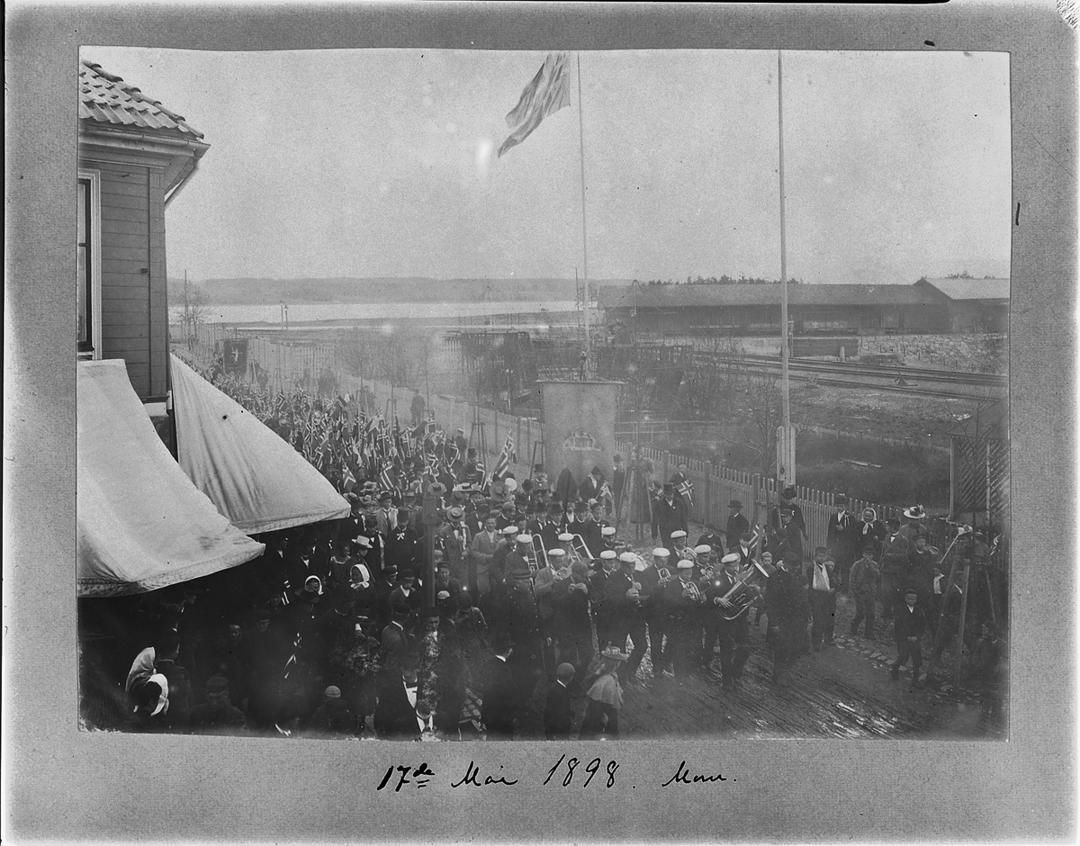 Johan Albert Steen, MUSIKK-KORPS I STRANDGATA, Hamar. 17. MAI 1898. FLAGG.