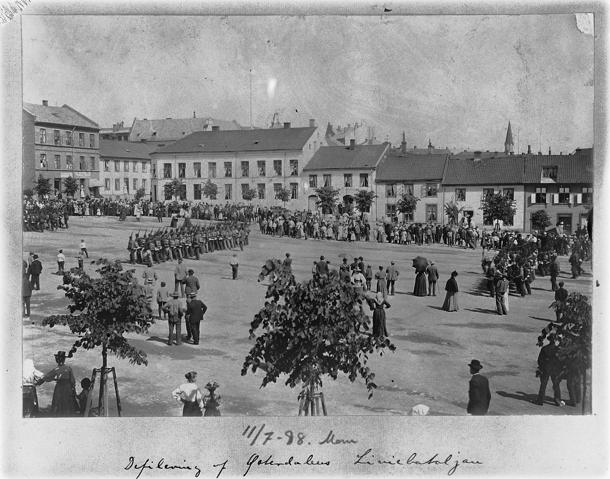 Johan Albert Steen, STORTORGET, Hamar. DEFILERING AV ØSTERDALENS LINJEBATALJON. MASJERER.