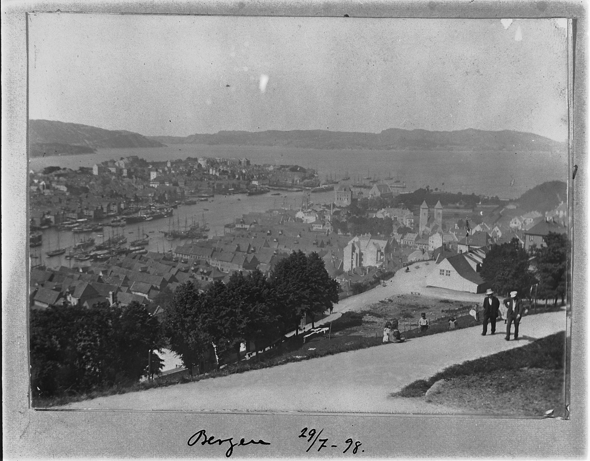 Johan Albert Steen, BERGEN BY. OVERSIKT OVER BRYGGA OG HAVNA.