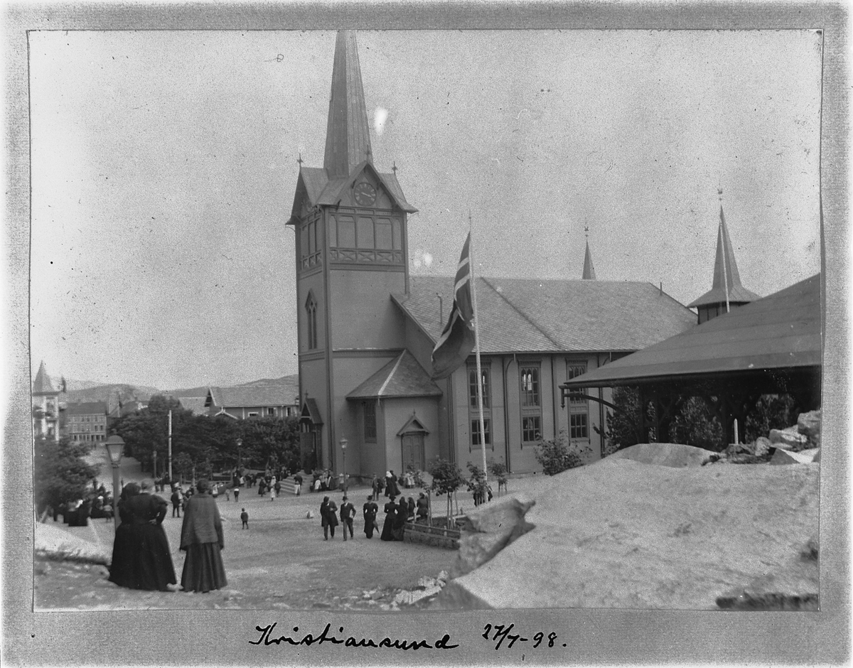 Johan Albert Steen, KRISTIANSUND N. KIRKE. FOLK I GATA.