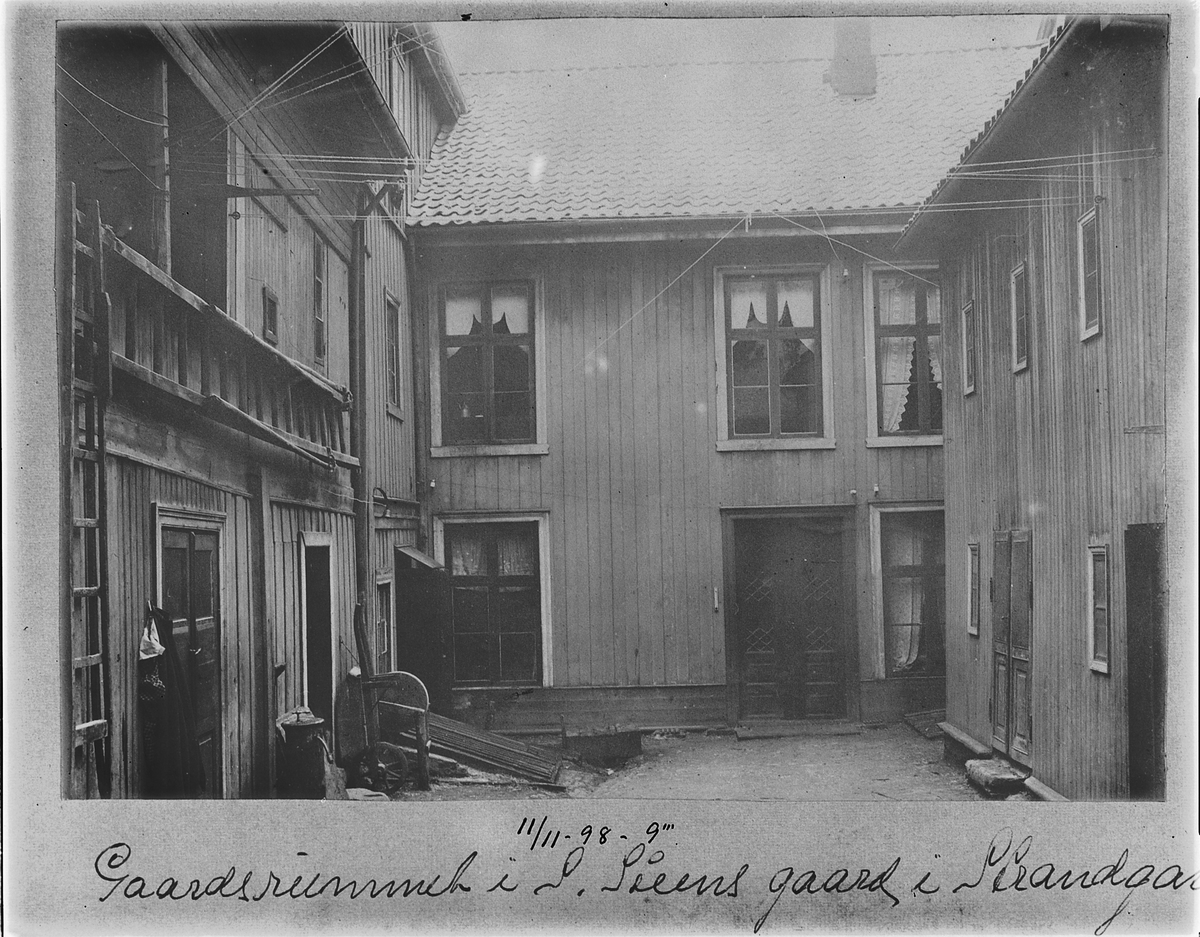 Johan Albert Steen, HAMAR. STRANDGATA 71. BAKGÅRDEN TIL STEEN.