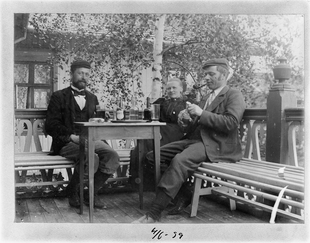 Johan Albert Steen, TO, MENN, KVINNE UKJENTE PÅ VERANDA, RØYKER PIPE, ALKOHOL.