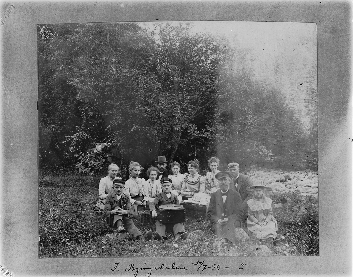 Johan Albert Steen, GRUPPE 12 UKJENTE, VOKSNE OG BARN PÅ TUR I BJØRGEDALEN, FURNES. 30-7-1899.