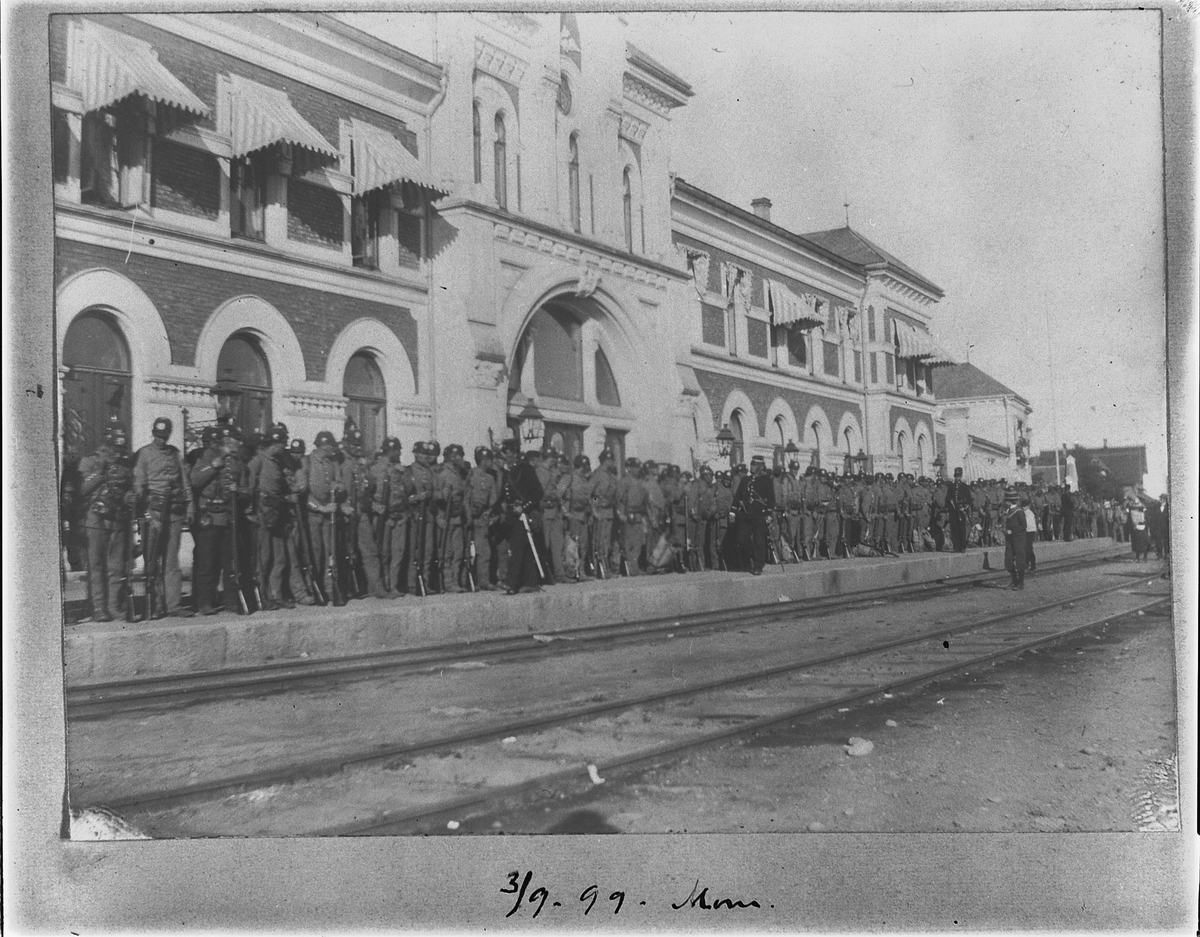 Johan Albert Steen, HAMAR JERNBANESTASJON, MILITÆRE, SOLDATER OPPSTILT FORAN STASJONSBYGNINGEN. 3-9-1899.