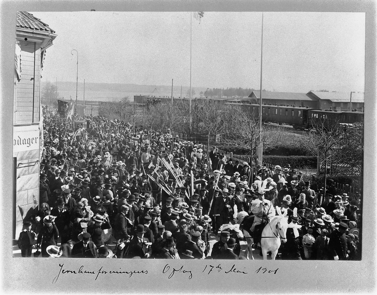 Johan Albert Steen, JERNBANEFORRENINGENS 17. MAI TOG I STRANDGATA, HAMAR. Sett fra fotograf Steens vindu.