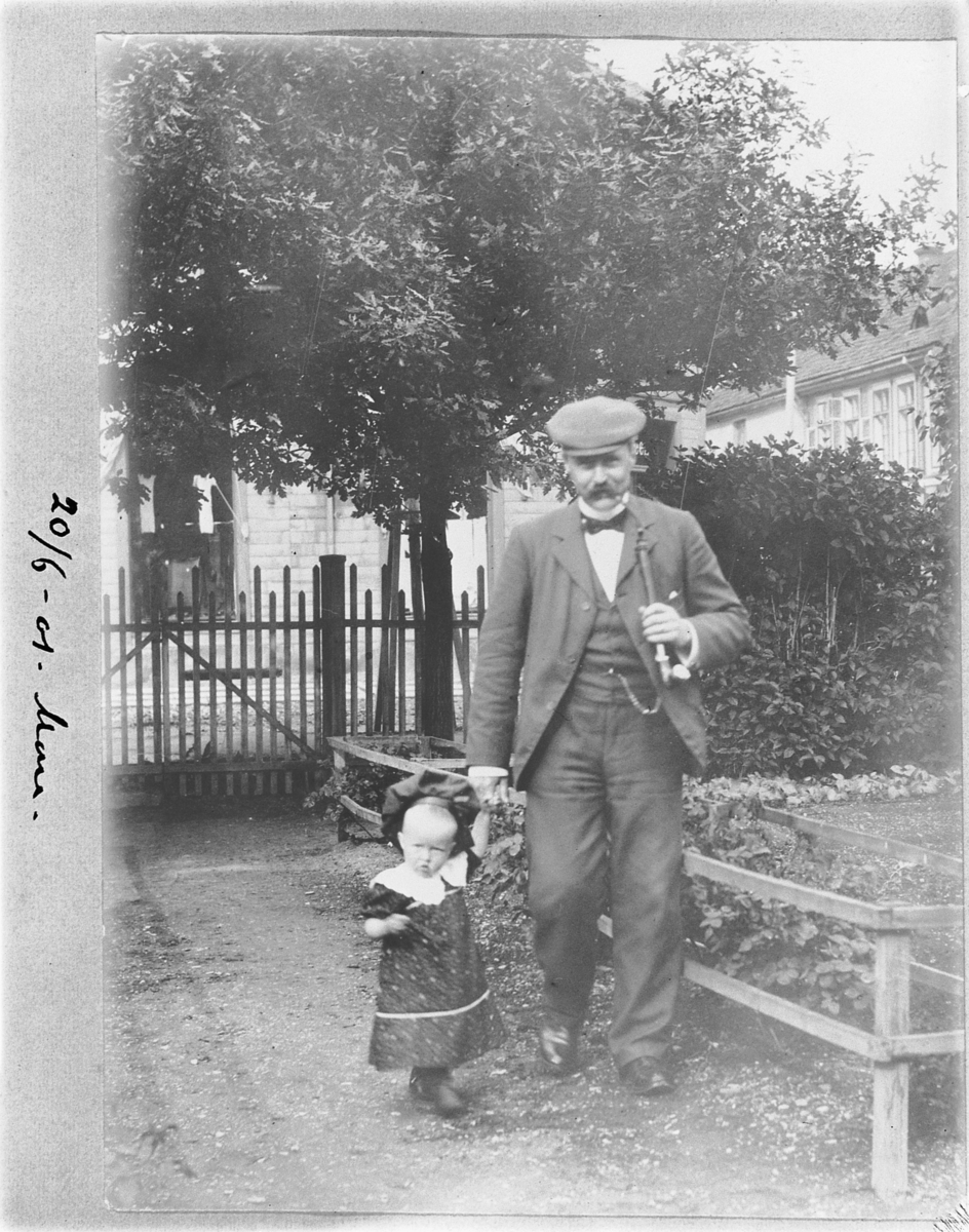 Johan Albert Steen, STRANDGATEHAGEN i Hamar, FAR OG DATTER, UKJENTE, fotograf Steen? 20-6-1901.