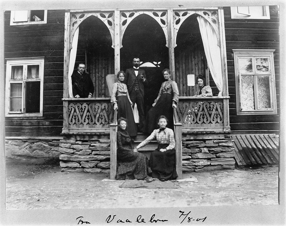 Johan Albert Steen, VÅLEBRU SKYSSTASJON, RINGEBU. SKYDSSTATION, GRUPPE 7 UKJENTE PÅ VERANDA, 7-8-1901.