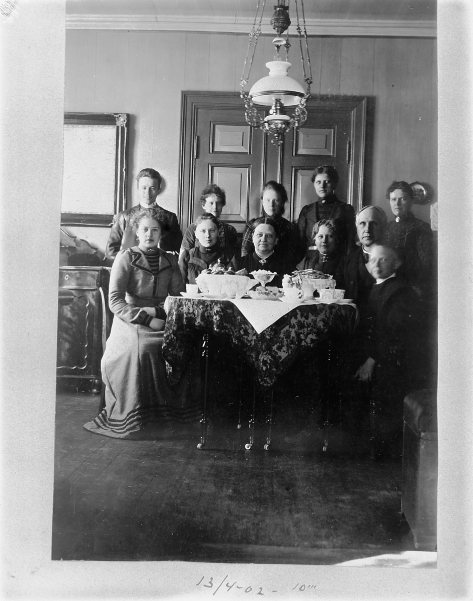 Johan Albert Steen, GRUPPE 11 UKJENTE, MENN, KVINNER, BARN, INTERIØR, KAFFEBORD, LAMPE. 13-4-1902.