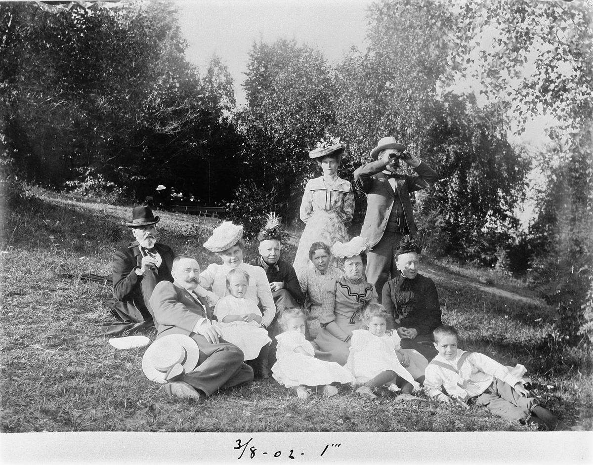 Johan Albert Steen, GRUPPE 13 UKJENTE PERSONER, BARN OG VOKSNE, UTE PÅ TUR TIL SKISTUA PÅ ALHAUG, HEDMARKSTOPPEN, 3-8-1902.