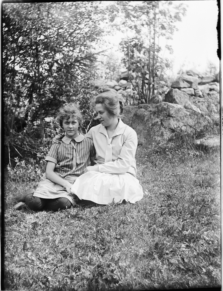 Ole M Martinsen, En ukjent kvinne og barn i skogen.