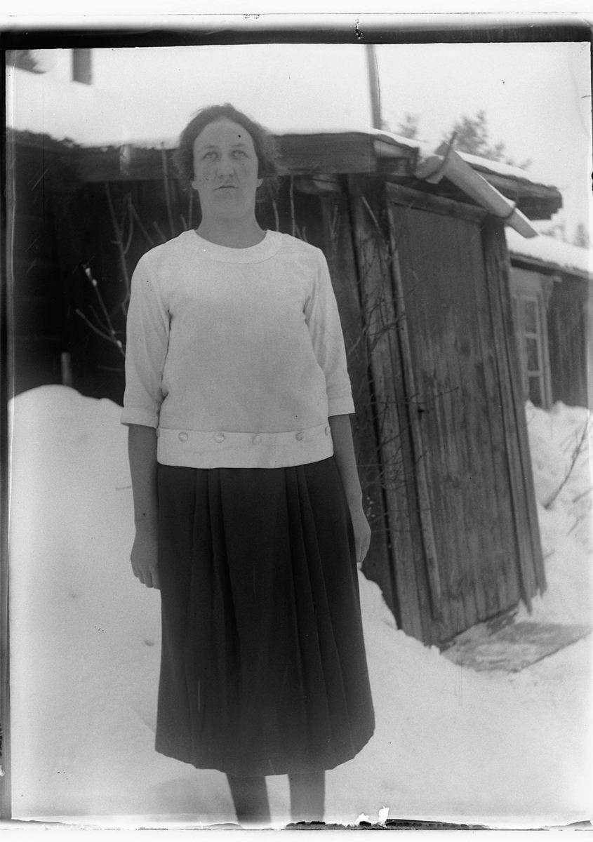 Ole M Martinsen, Ukjent kvinne foran et hus. Eksteriør, vinter.