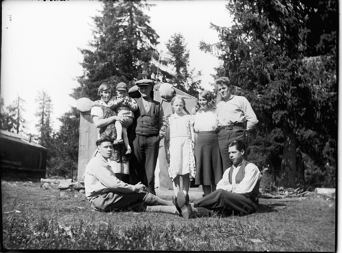 Ole M Martinsen, Eksteriør, skog. Ukjent gruppe, familie. Norsk flagg.