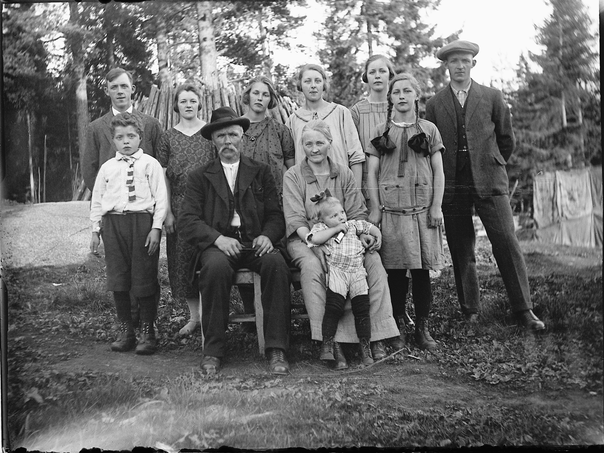 Ole M Martinsen, Eksteriør, skog. Ukjent gruppe, familie. Lita jente som holder et munnspill.