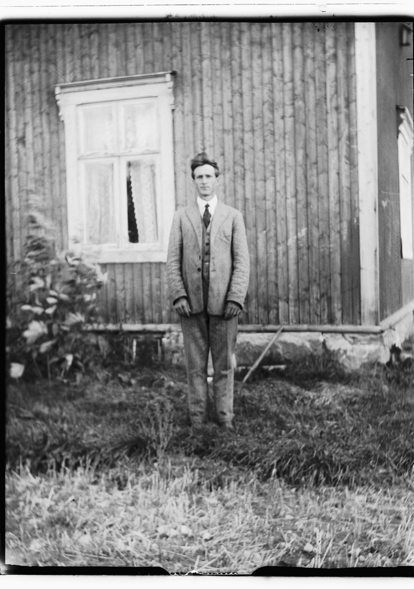 Ole M Martinsen, Ukjent mann foran et hus.