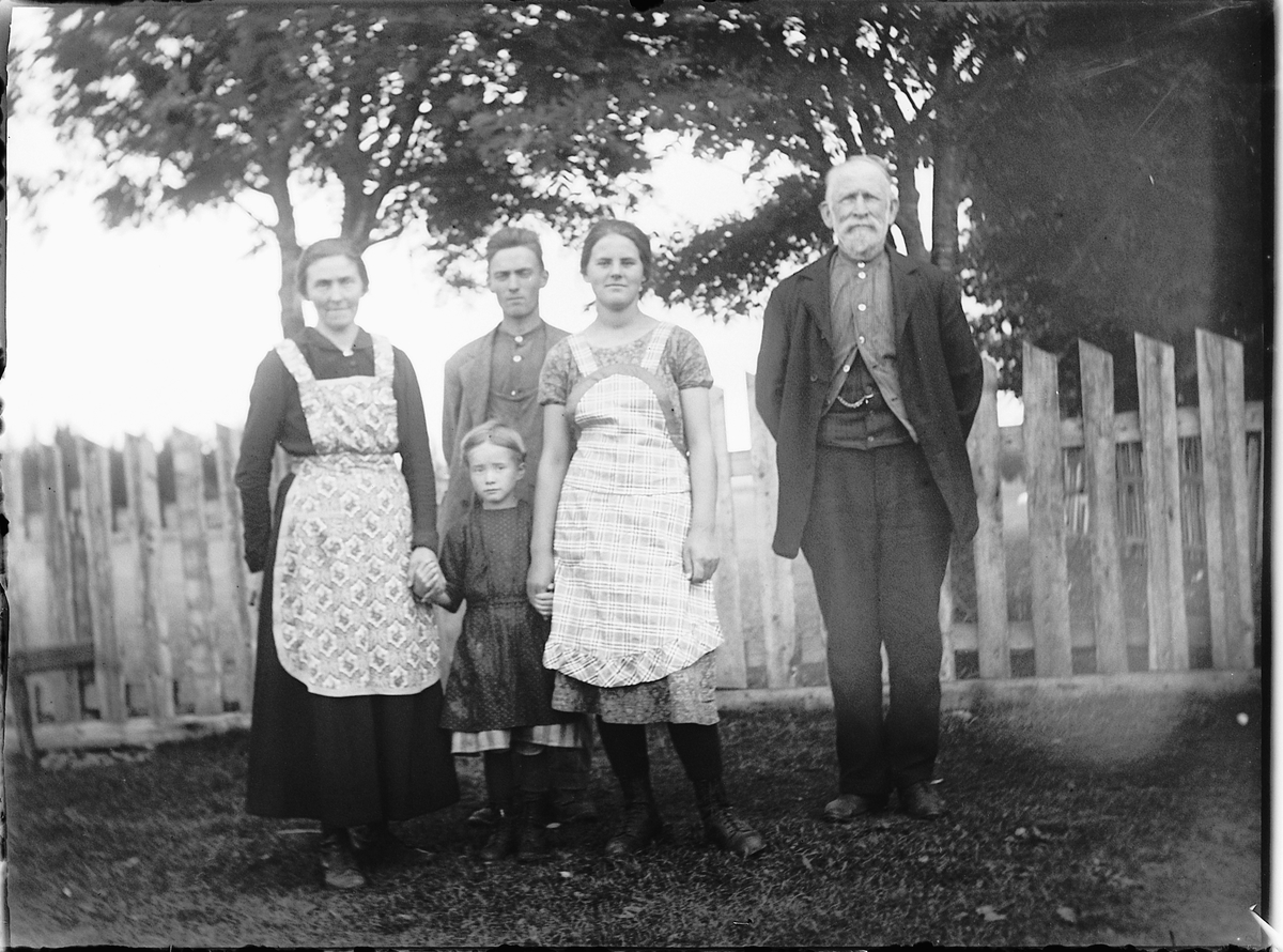 Ole M Martinsen, Eksteriør, hage. Ukjent gruppe, familie.