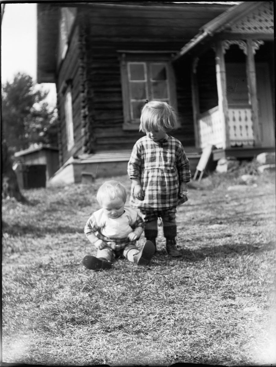 Ole M Martinsen, To ukjente barn foran et hus.